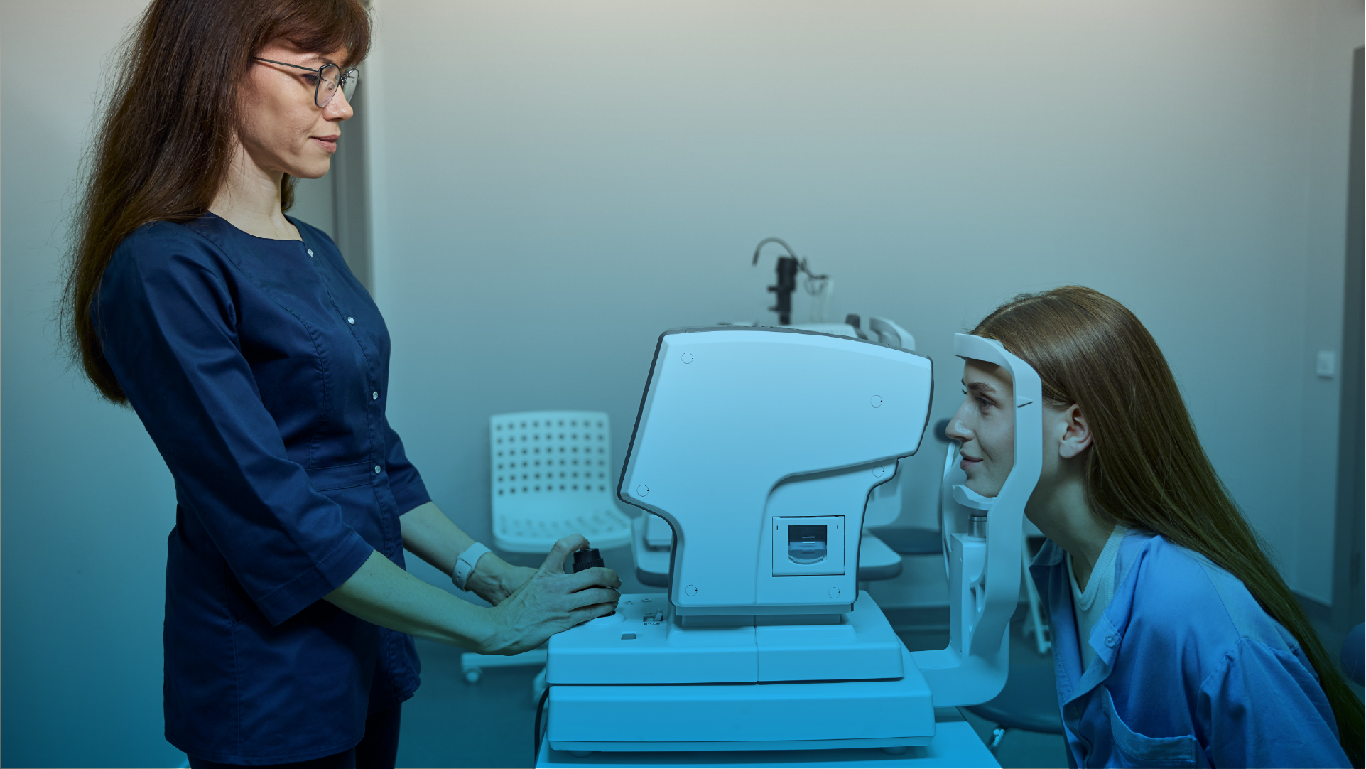 Especialista en oftalmología evaluando visión