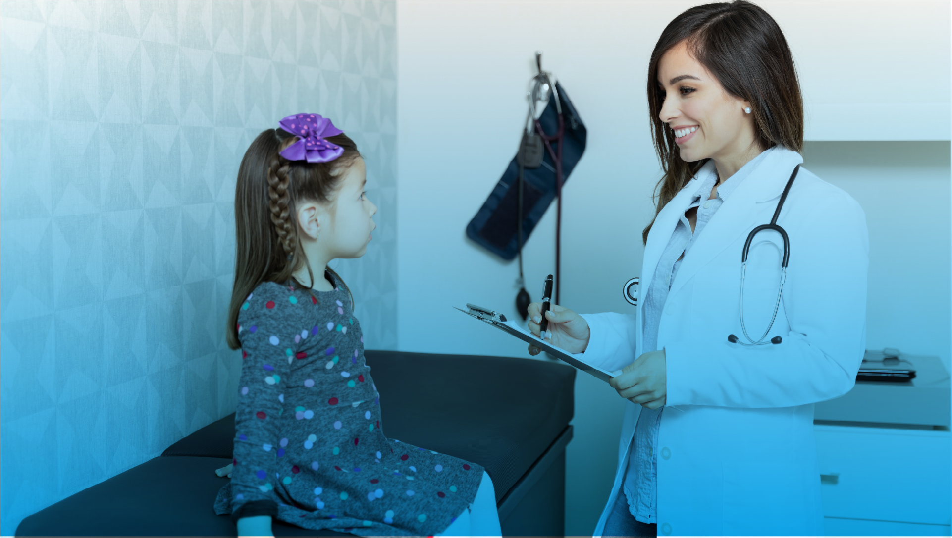 Pediatra en consulta con madre e hijo